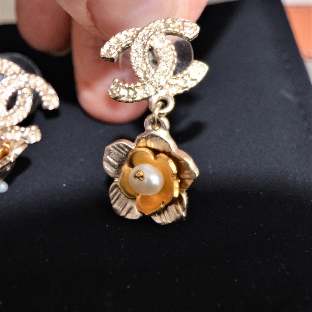 SOLD NEW CHANEL Gold Cc Camellia 2018 Cruise - Picture 7 of 7